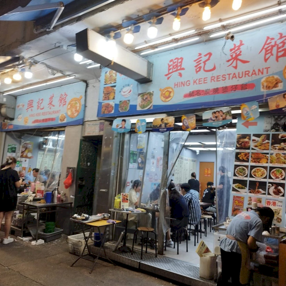 餐廳提供多種煲仔飯選擇，包括中式香腸、雞肉和海鮮的組合